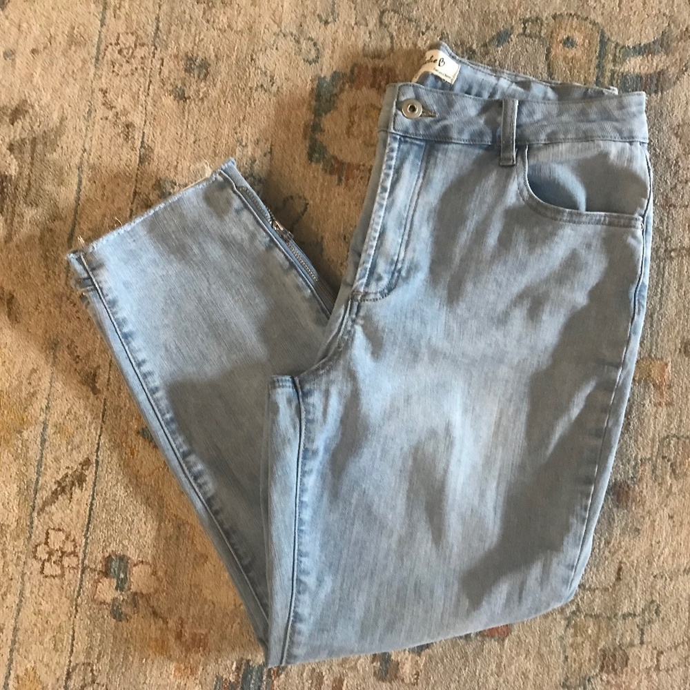 Charlie B - Ankle Zip Around Lt Blue Cropped. Jeans Size 12- NEW